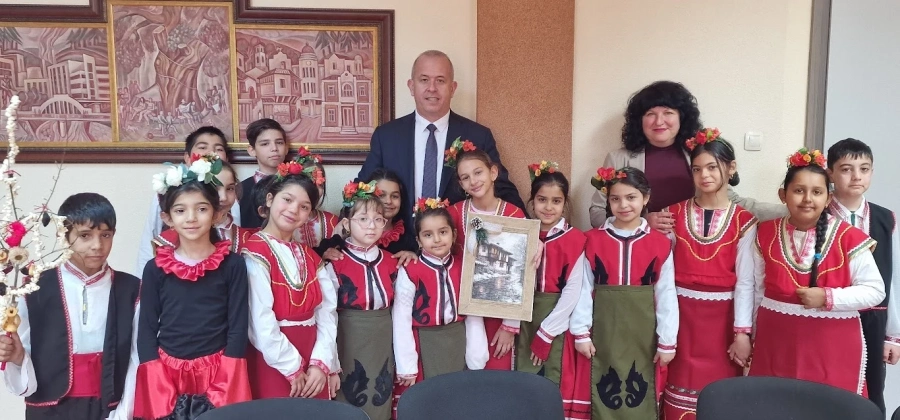 Със сурвачки и обредна пита, и тази година ромски деца бяха на гости в Община Пещера на Банго Васил