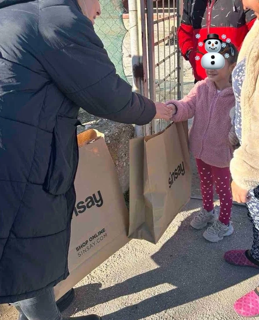 Благодетел облече с топли якета 52 деца от социално слаби семейства в община Лесичово