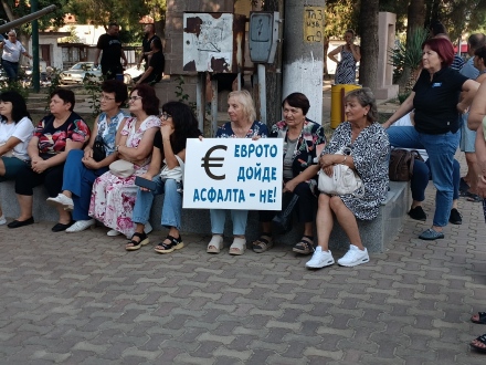 Хора и коли газят кал заради недовършен водопровод в Бъта