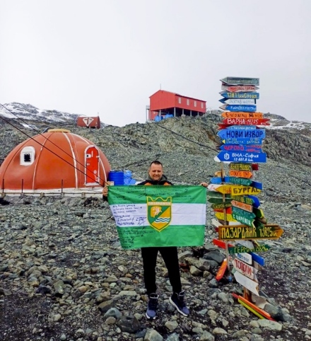 Мебелист развя знамето на Пазарджик на Антарктида и обзаведе базата на полярниците ни