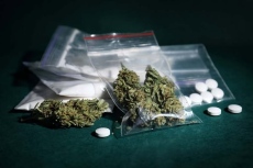 Двама са спипани с дрога, а други двама - дрогирани зад волана