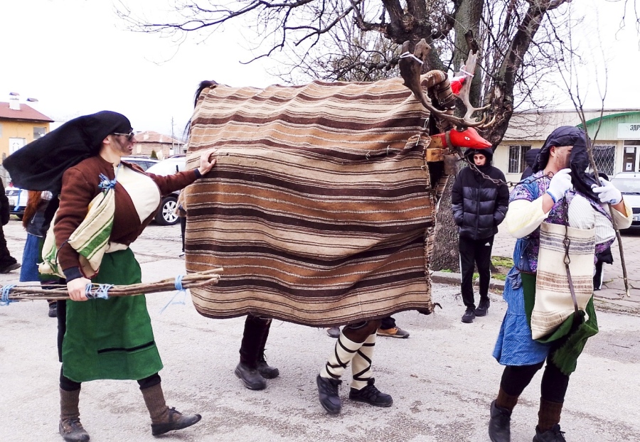 Бронзова маска за „Рогача“ на Оборище от Перник, Лесичовските дервиши са със златен медал за артистичност, а деверицата от Варвара е с бронз