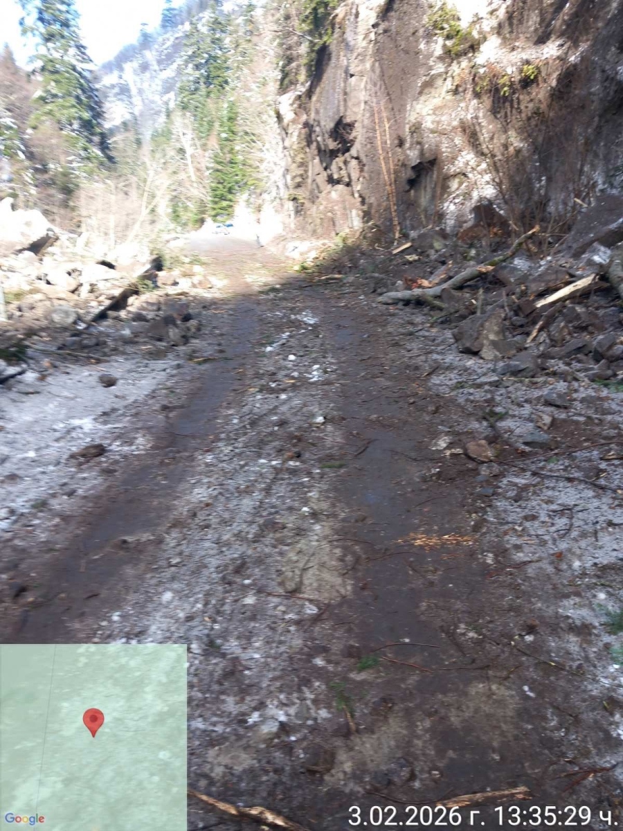 Пътят Велинград - Сърница временно е затворен заради свлачище