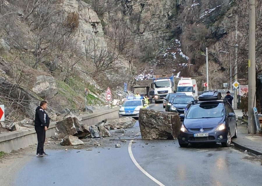 Скална маса затвори временно и пътя Варвара-Велинград, в района на Варварски бани