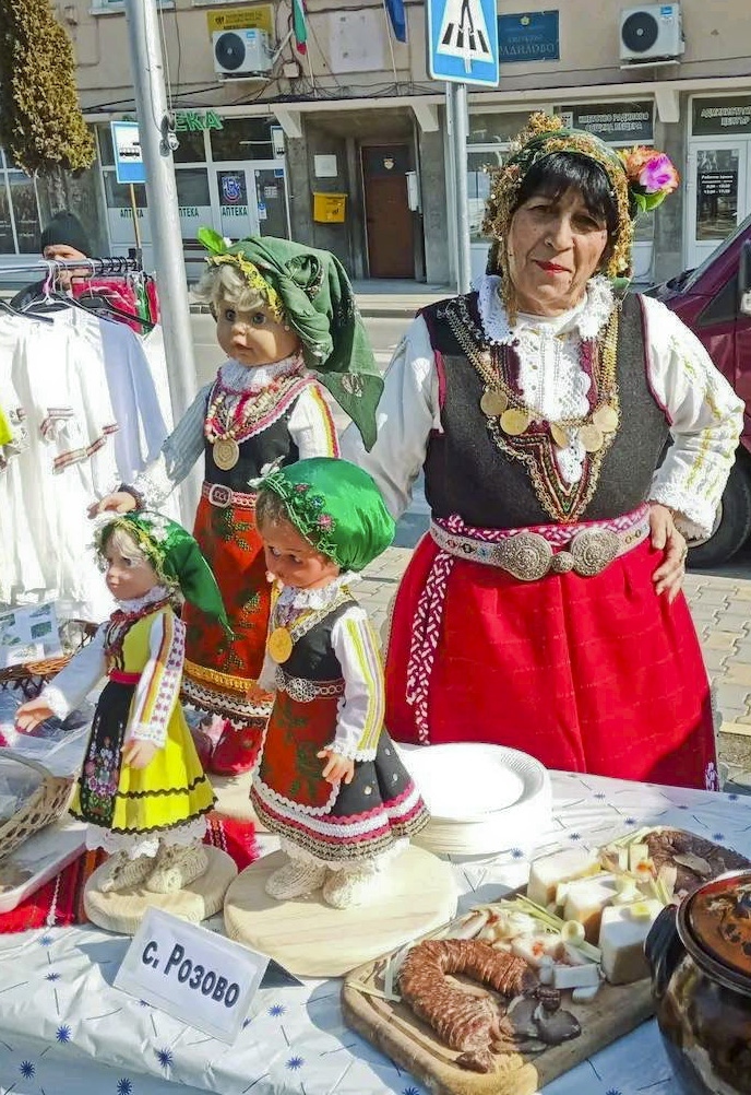 Дегустация на саздърма и снимка с традиционна маска на фестивала “Среди Зима на мегдана“