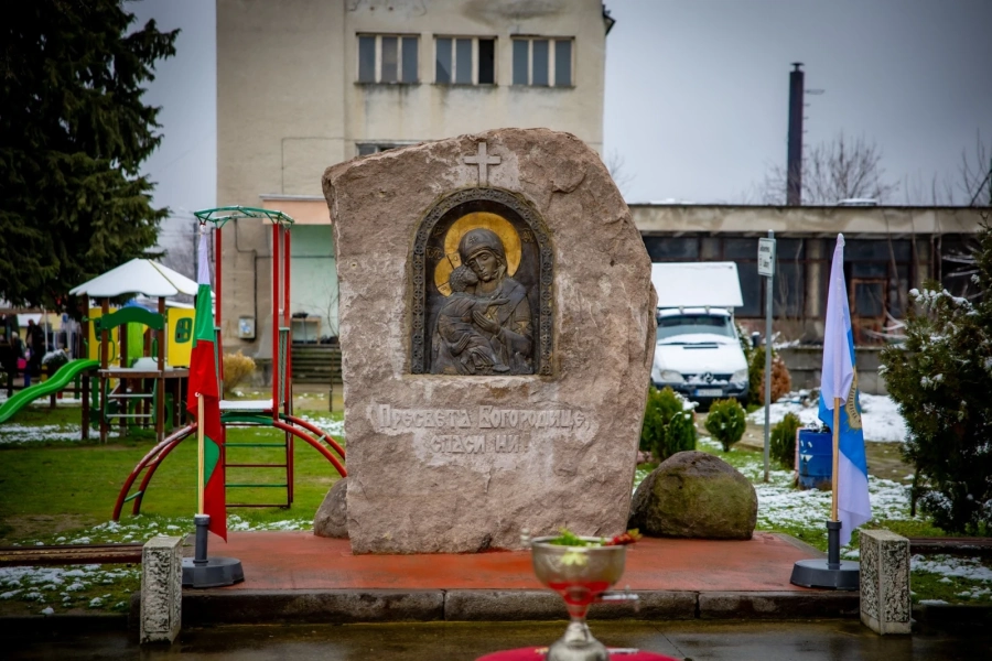 Осветиха икона-монумент на Света Богородица на площада в Черногорово