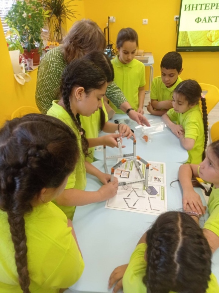 Истински пчелар гостува в НУ „Кирил и Методий“ в деня на Св. Харалампий