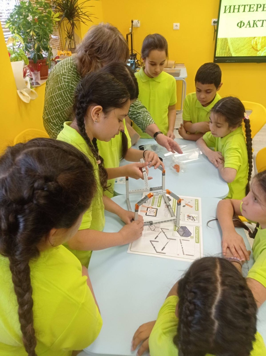 Истински пчелар гостува в НУ „Кирил и Методий“ в деня на Св. Харалампий