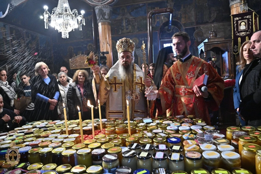 Десетки миряни се стекоха в едноименния храм за празника на Свети Харалампий в град Септември