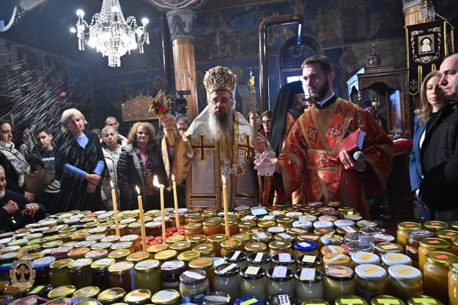 Десетки миряни се стекоха в едноименния храм за празника на Свети Харалампий в град Септември