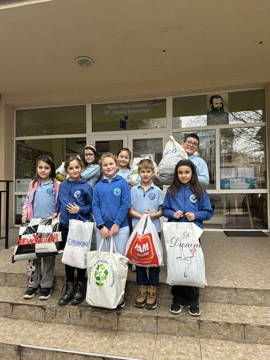 Деца даравяха свои запазени и нови дрехи в ОУ „Любен Каравелов“