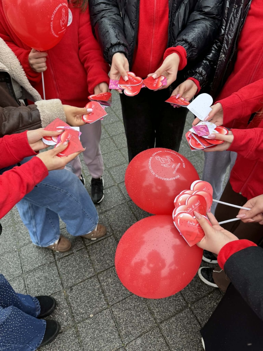 Балони и валентинки с презервативи раздаваха РЗИ и младежи от БЧК днес