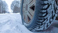 Заради обилен снеговалеж временно е ограничено движението на камиони над 12 т с ремаркета и полуремаркета по пътя Батак - Доспат