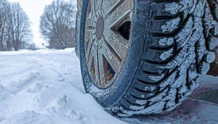 Заради обилен снеговалеж временно е ограничено движението на камиони над 12 т с ремаркета и полуремаркета по пътя Батак - Доспат