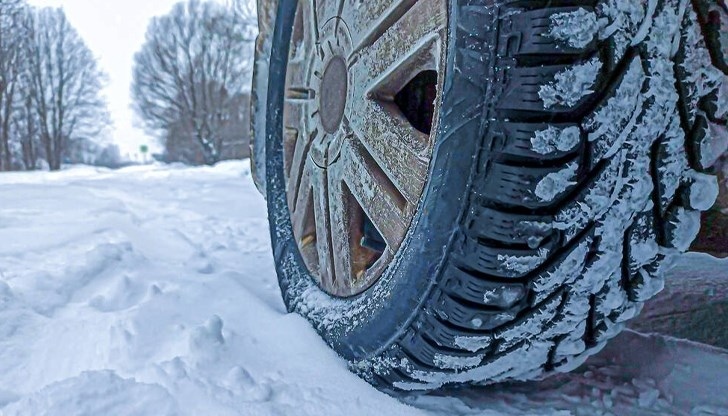 Заради обилен снеговалеж временно е ограничено движението на камиони над 12 т с ремаркета и полуремаркета по пътя Батак - Доспат