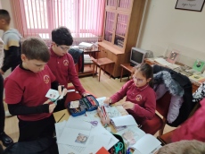 Третокласници от Островското изработваха тефтерчета на Левски в Библиотеката