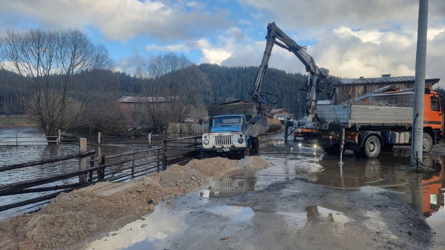 Река Доспатска пък наводни 5 къщи в Побит камък