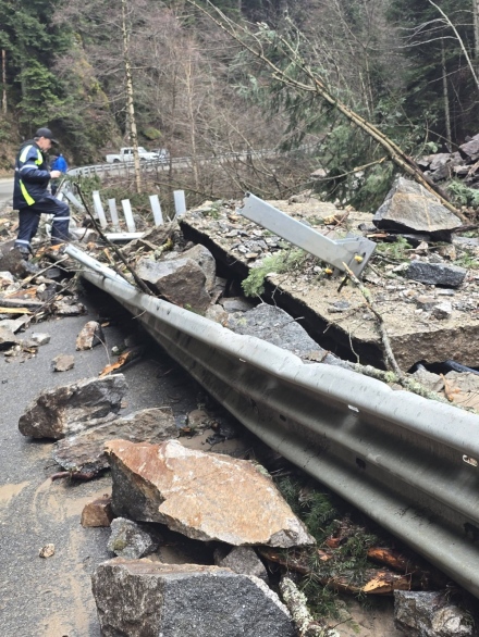 От днес продължават разбиването и извозването на скалната маса по пътя Велинград – Сърница