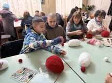 Деца и баби плетоха заедно мартенички в Ракитово