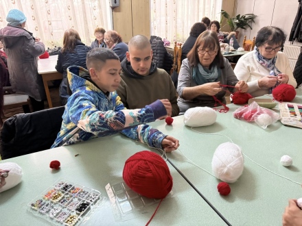 Деца и баби плетоха заедно мартенички в Ракитово