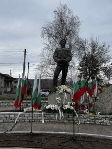 С възпоменателно поклонение Стрелча почете паметта на Апостола