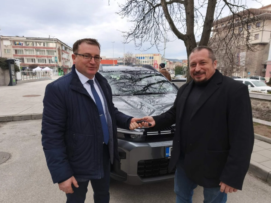 Полицейското управление в Панагюрище получи нов автомобил от Общината