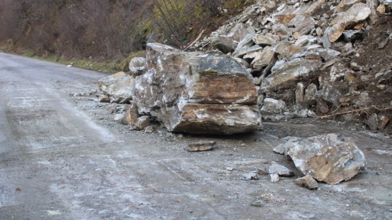 Заради паднали камъни затварят временно дефилето от Варвара до Гара Костандово