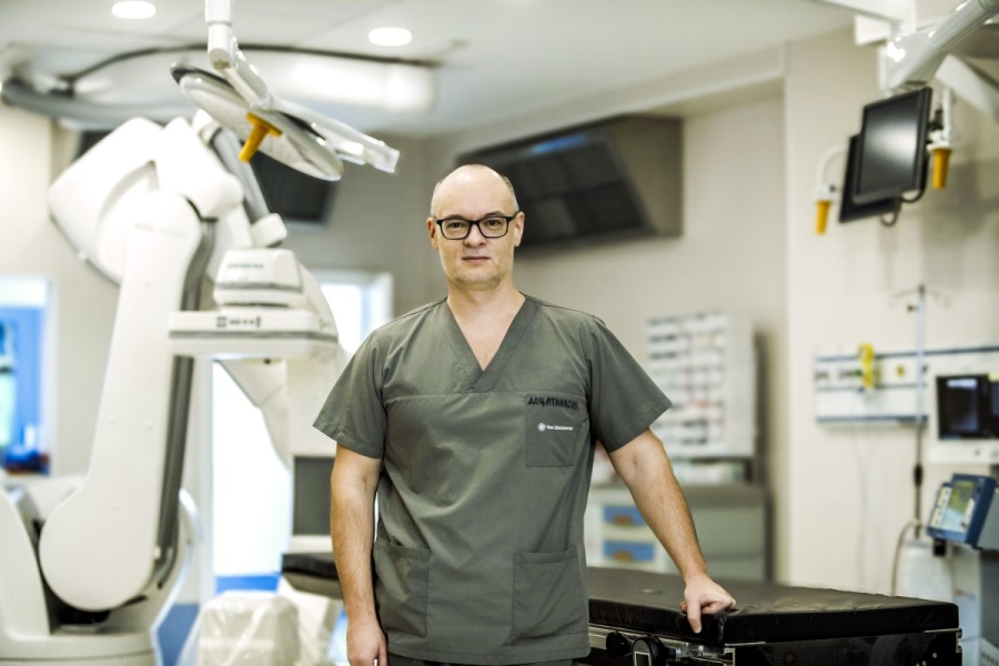 Доц. д-р Бойко Атанасов, Лекар на 2025 г. на „Уни Хоспитал“:  Добър хирург е този, който намира баланса между умения, технологии, човечност… и пълна отдаденост