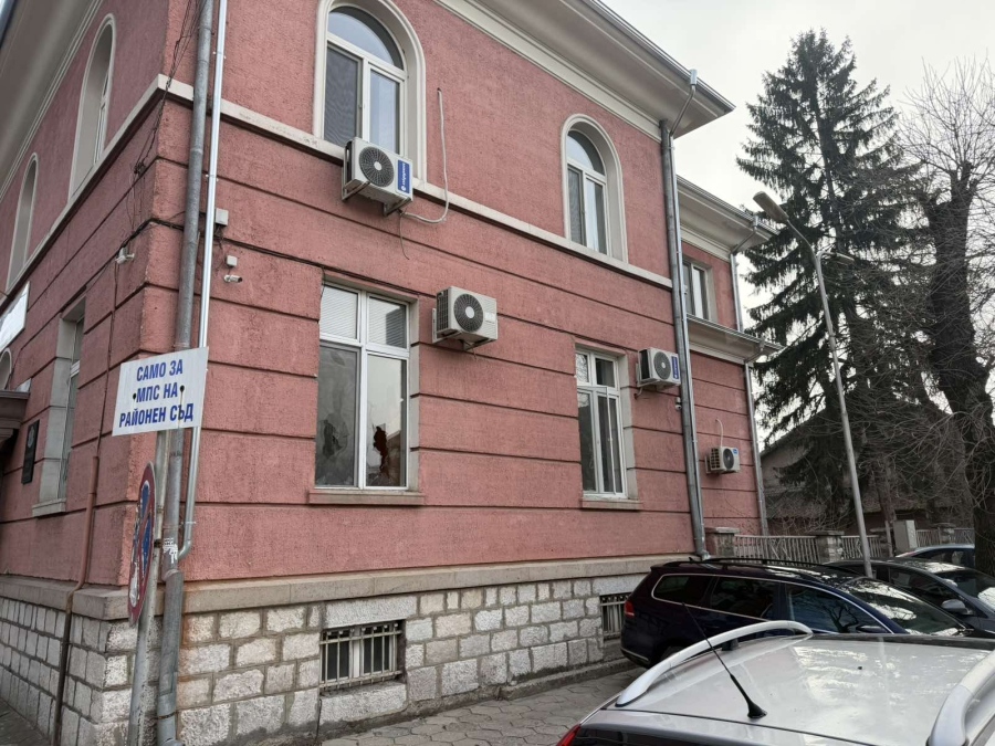 Мъжът, който потрошил Районния съд във Велинград, е дорковец