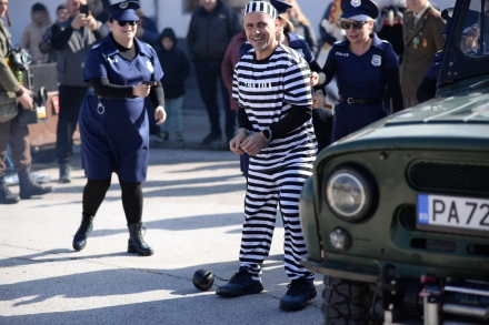 Полицаи и милиционери заедно „арестуваха за корупция“ кмета на Паталеница