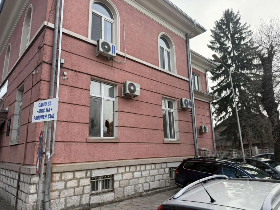 Прокуратурата привлече като обвиняем и задържа хулиганът, който потроши врати и прозорци на Районен съд-Велинград