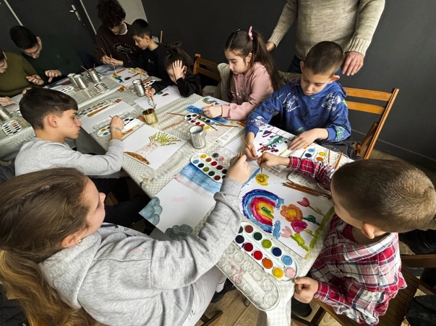 И в областния град рисуваха картини и моделираха глина