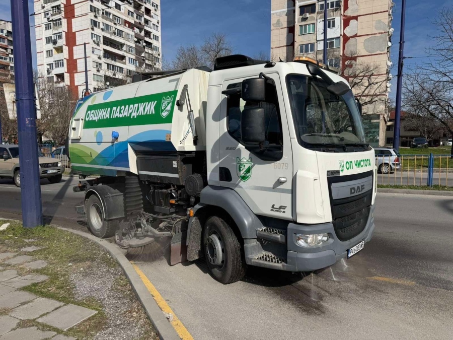 Специализирана техника за почистване вече работи по улиците на Пазарджик