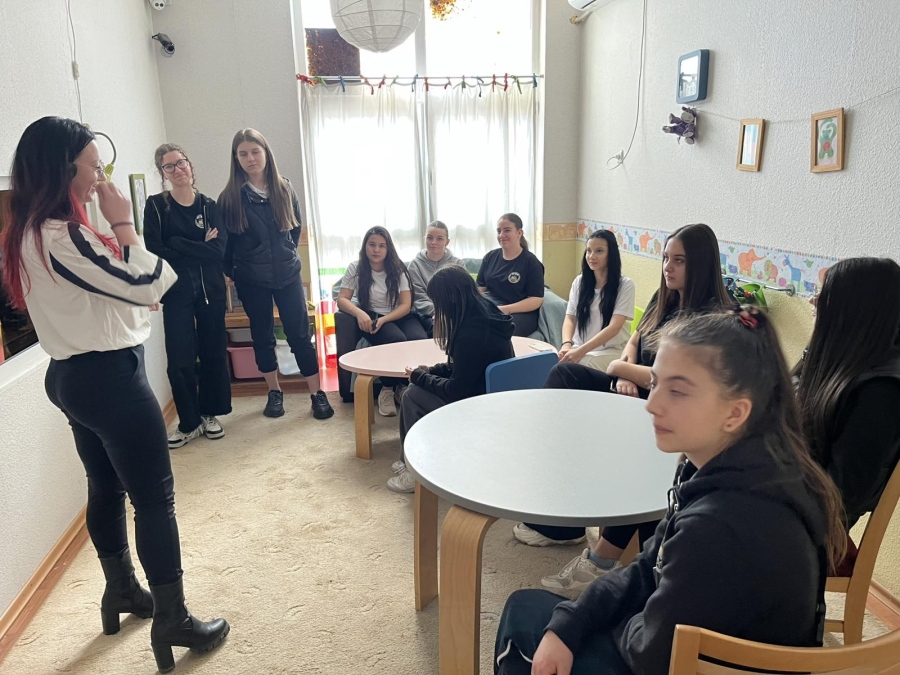 В Пазарджик: Ученици от ПГИМ посетиха Комплекса за социални услуги за деца и семейства