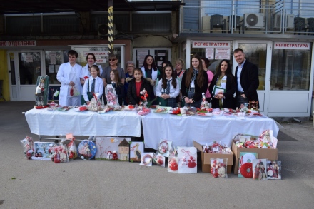 Над 1000 мартенички, картички и сувенири дариха децата от детските градини и училищата на МБАЛ-Пазарджик 