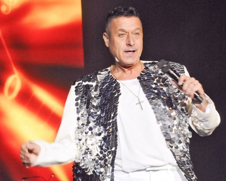 Георги Христов пее на нашите момичета за Осми март