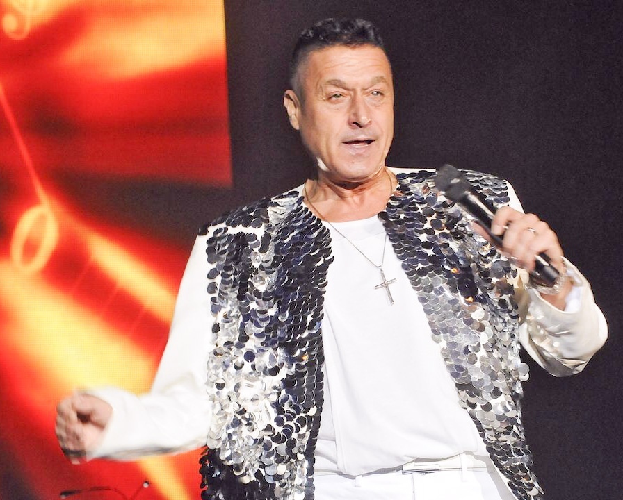 Георги Христов пее на нашите момичета за Осми март