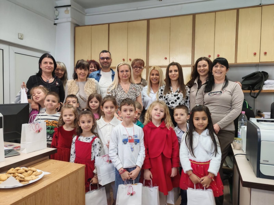 С ръчно изработени мартенички изненадаха служителите на паспортната служба паталенски деца