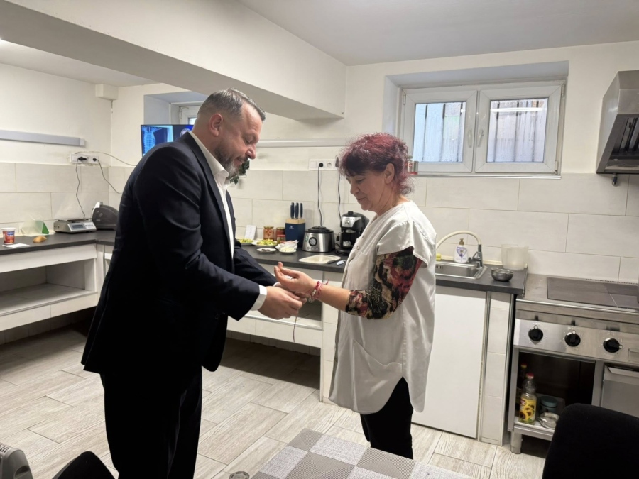 Кметът на Ракитово изненада с мартенички децата от детските градини в общината и Дневния център