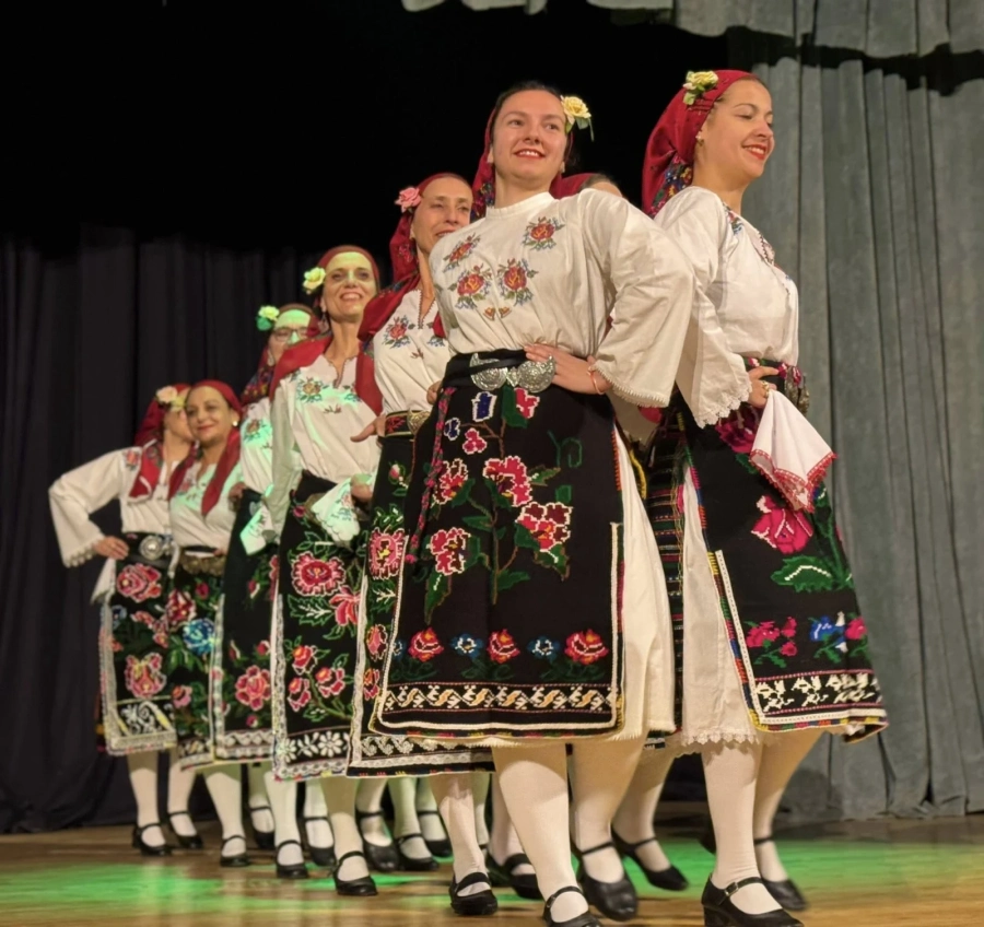 Самодейците подариха на велинградчани вълнуваща фолклорна вечер /снимки/
