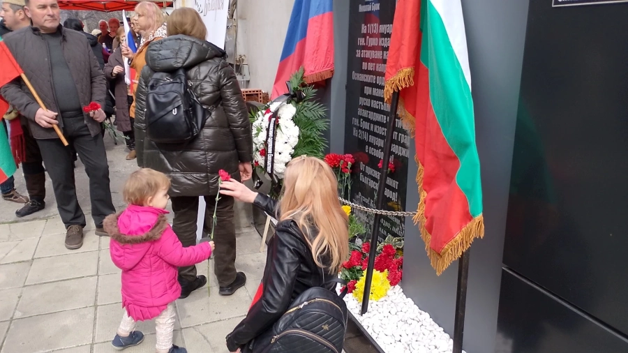В Пазарджик: Русофилите се поклониха пред героите на Освобождението и се хванаха на хоро за Трети март