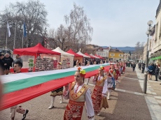 С шествие, духов оркестър, гвардейци и празничен концерт Пещера отбеляза Трети март