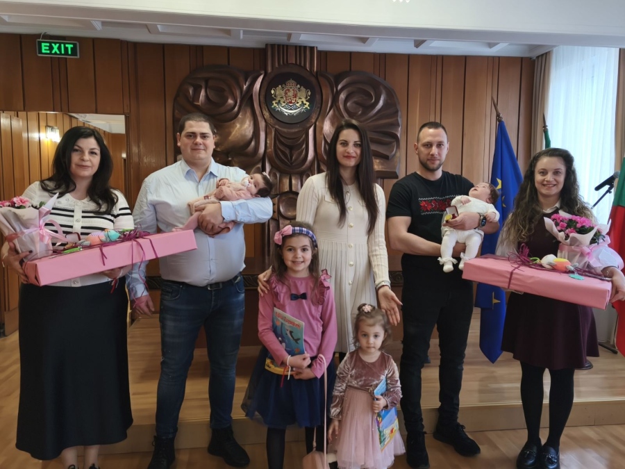 Подаръци за първото бебе за 2026-та и последното за 2025-та от Община Панагюрище 