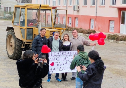 Покана за бал с трактор “Болгар“ и вълнуващ спектакъл от гимназисти за класния в ПГСС-Пазарджик