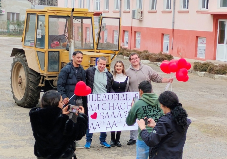 Покана за бал с трактор “Болгар“ и вълнуващ спектакъл от гимназисти за класния в ПГСС-Пазарджик