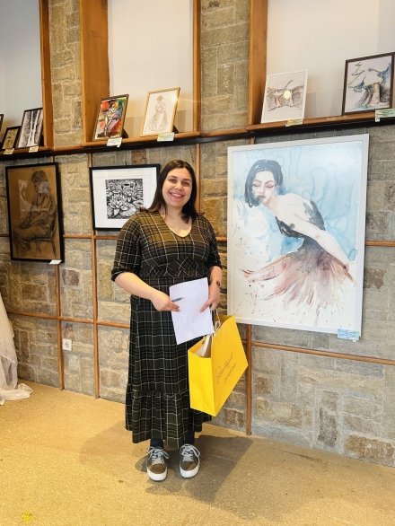 Младата панагюрска художничка Габриела Попова подреди изложба „Хаосът на Габриелизма“