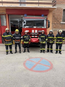 Полицаи и пожарникари почетоха колегите си, загинали при изпълнение на служебния дълг