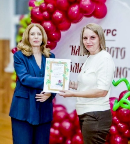 Масаж с гроздови семки за местната майсторка на вино