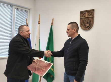 Дарителят Кънчо Мухаров: Винаги съм мечтал да видя като море от знамена площада в Панагюгрище