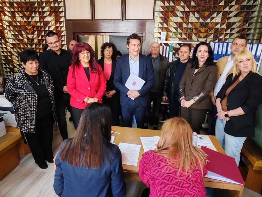 Крум Зарков регистрира листата на БСП-ОЛ в област Пазарджик